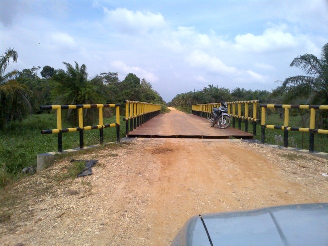 Salah satu jembatan besi yang dibangun pemkab muarojambi